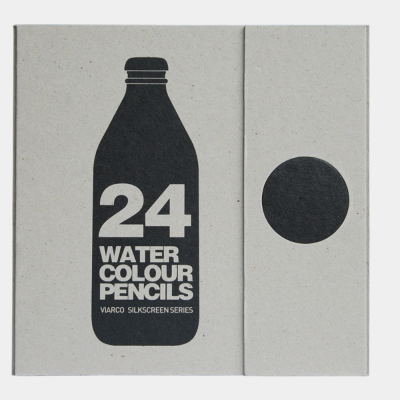 Caixa cinza com impressão preta de garrafa e texto sobre lápis de aguarela.