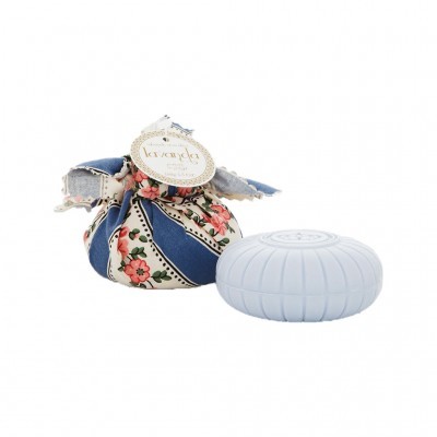 Sabonete azul claro com embrulho de tecido floral e etiqueta lavanda