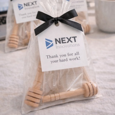 Espalhadores de mel em saco de organza com etiqueta NEXT Innovations