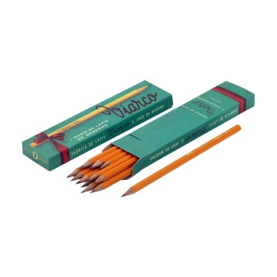 Caixa verde de lápis Duarco com lápis de desenho cor de laranja.