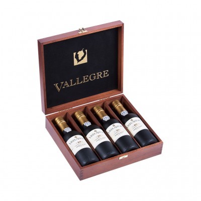 Caixa de madeira com quatro garrafas pequenas de vinho tinto Vallegre