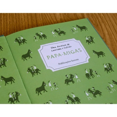 Capa de livro infantil verde com ilustrações de crianças a andar a cavalo