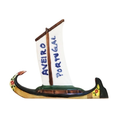 Miniatura de barco tradicional em cerâmica com vela escrita Aveiro Portugal