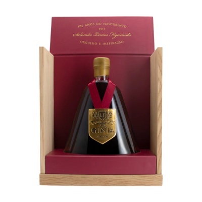 Garrafa de Ginja Alcobaça num estojo de madeira com interior vermelho e texto dourado.