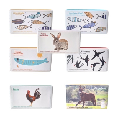 Sete sabonetes com embalagens ilustradas de peixes, coelho, pássaros, galo e burro.