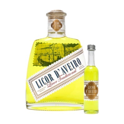 Duas garrafas de licor amarelo Licor DAveiro com rótulos brancos, castanhos e prateados