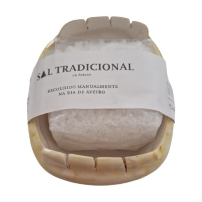 Pacote de sal tradicional de Aveiro em recipiente cerâmico bege.