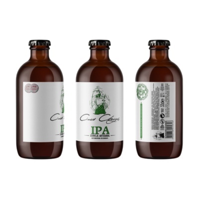 Três garrafas de cerveja artesanal Cinco Cruzes IPA com rótulos brancos e ilustração de navio