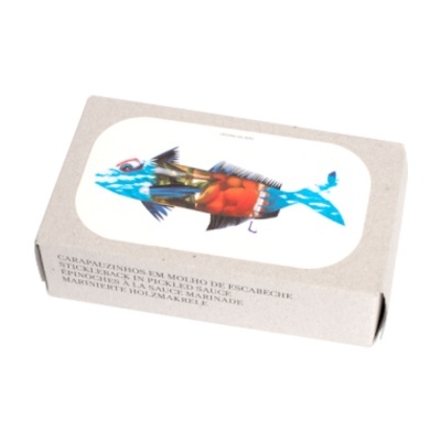 Embalagem de cartão com ilustração de peixe azul e laranja e texto multilingue