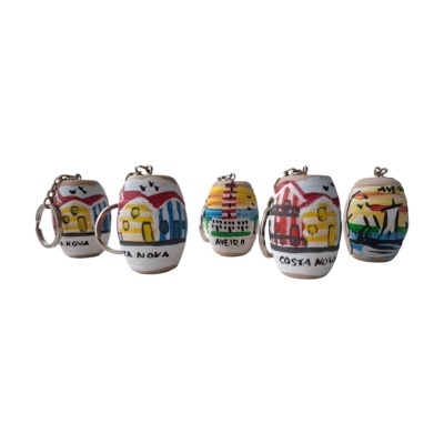 Porta-chaves em forma de ânforas de cerâmica pintadas à mão com motivos coloridos de Costa Nova e Aveiro