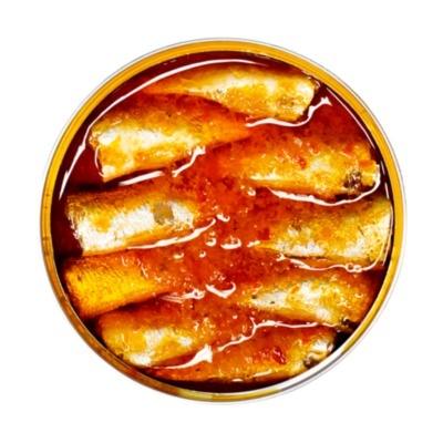 Lata aberta com pequenos peixes em molho vermelho brilhante