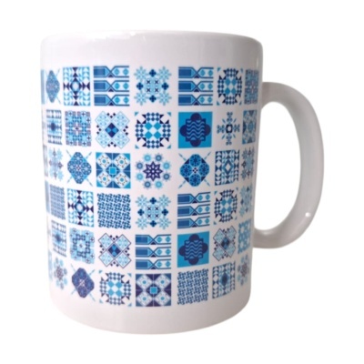 Caneca branca com padrão de azulejos azuis