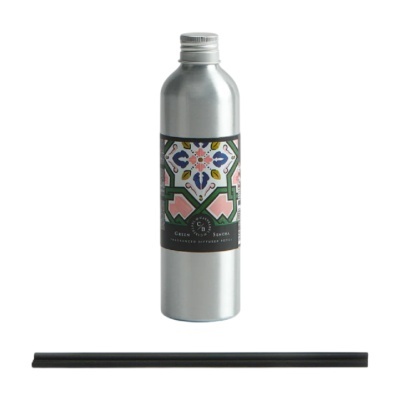 Frasco metálico com rótulo colorido e palitos de difusor