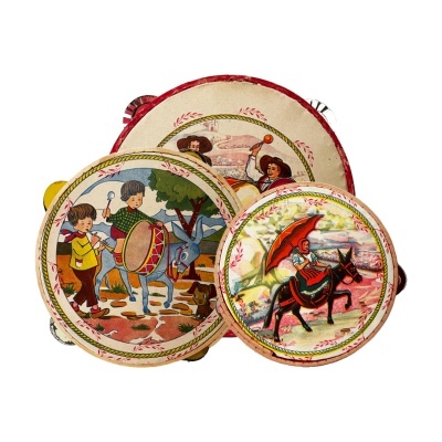 Três pandeiretas decoradas com ilustrações vintage coloridas