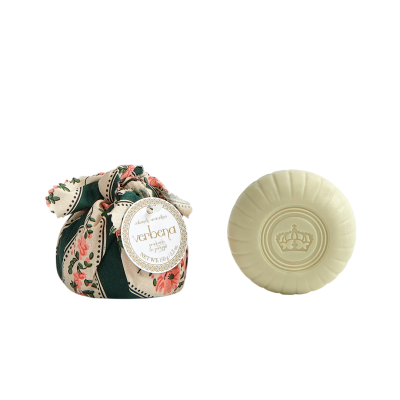 Saboaria em barra creme com relevo de coroa e saco decorativo de tecido com etiqueta