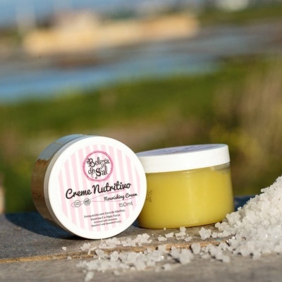 Dois frascos de creme nutritivo rotulados Beleza do Sal com sal grosso e fundo natural desfocado