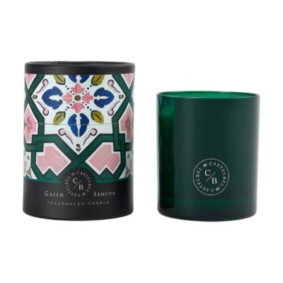 Vela perfumada Green Sencha em vidro verde com embalagem colorida e padrão geométrico