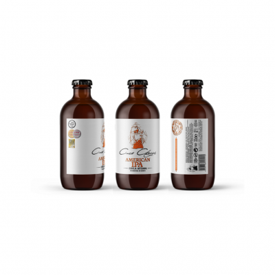 Três garrafas de cerveja American IPA com rótulo branco e desenho de um homem