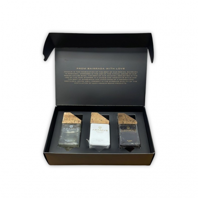 Conjunto de três barras de chocolate Adamus em caixa preta aberta