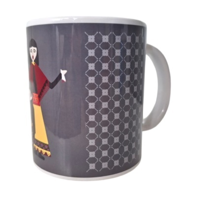 Caneca branca com padrão cinzento e figura feminina estilizada