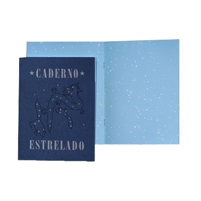 Caderno azul escuro com constelação e texto 'CADERNO ESTRELADO' junto a capa azul clara com estrelas brancas