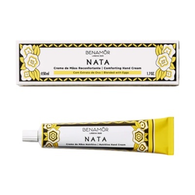 Creme de mãos Benamôr Nata com embalagem branca, amarela e preta e texto em português e inglês