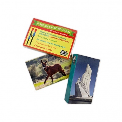 Conjunto de fósforos com caixa e cartas temáticas coloridas