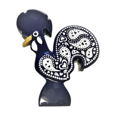 Figura decorativa em cerâmica de galo azul escuro com detalhes brancos e bico amarelo