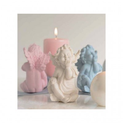Três esculturas de anjos sentados em branco, rosa e azul com vela rosa acesa ao fundo