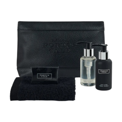 Conjunto de higiene pessoal Portus Cale com saco preto, toalha, sabonete, gel de banho e loção corporal.