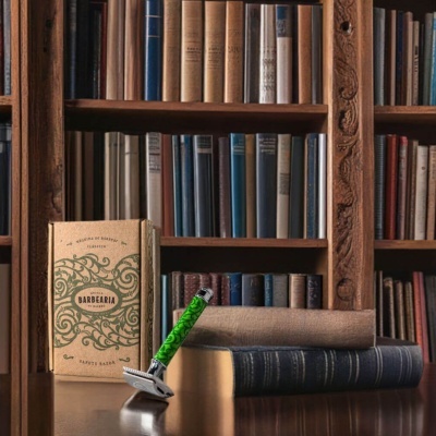 Navalha de barbear verde com caixa de cartão e livros em mesa de madeira