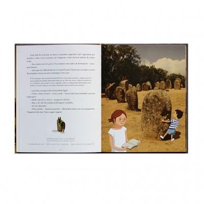 Livro aberto com texto em português e ilustração de crianças junto a pedras megalíticas