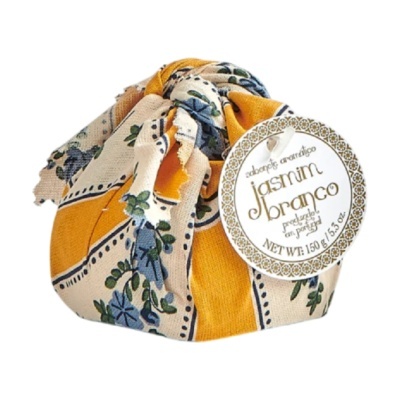 Embrulho de tecido floral com etiqueta redonda com texto Jasmim Branco