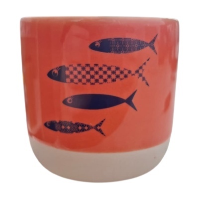 Caneca cerâmica laranja com peixes azuis desenhados