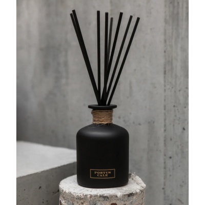 Difusor de aroma preto fosco com paus de aroma e etiqueta PORTUS CALE