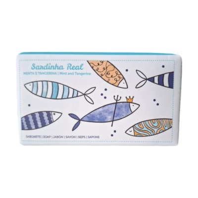 Embalagem de sabonete Sandinha Real com design de peixes coloridos e texto em português e inglês.