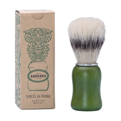 Pincel de barba verde com cerdas claras e caixa de cartão reciclado com texto