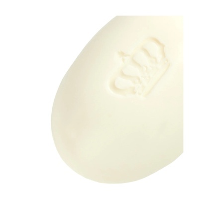 Sabonete branco oval com relevo de coroa