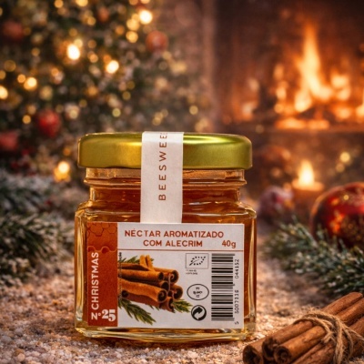 Frasco de néctar aromatizado com alecrim em ambiente natalício com pinheiro e lareira