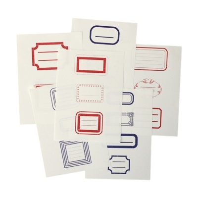 Folhas com etiquetas decorativas vermelhas e azuis para escrita
