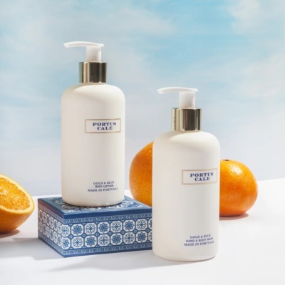 Duas embalagens de produtos PORTUS CALE com dosador e laranjas ao fundo