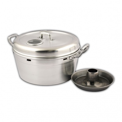 Conjunto de panela grande em metal prateado com tampa e forma para bolo