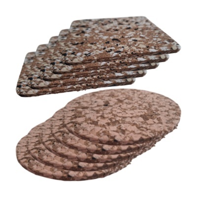 Bases para copos em cortiça macia, quadradas e redondas, com padrão de cores mistas.
