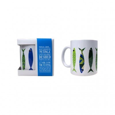 Caneca branca com desenhos coloridos de peixes e embalagem com texto azul