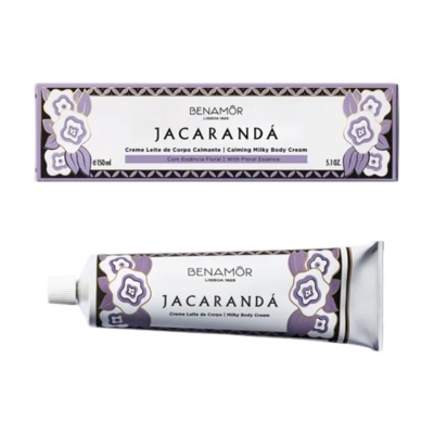 Creme para corpo Benamôr Jacarandá com embalagem decorada com flores lilás.