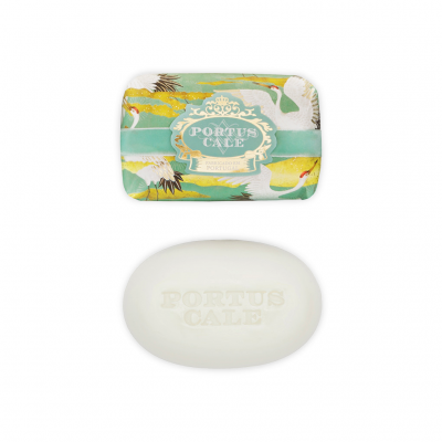 Sabonete branco oval com embalagem decorada de papel