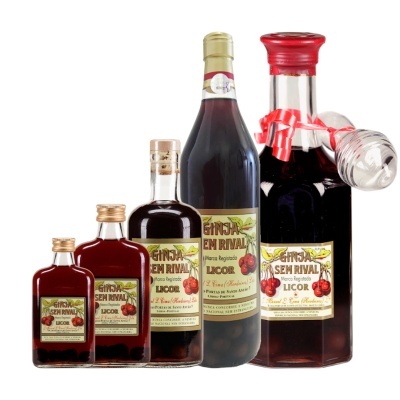 Cinco garrafas de licor Ginja Sem Rival de vários tamanhos com rótulos amarelos e vinho tinto dentro