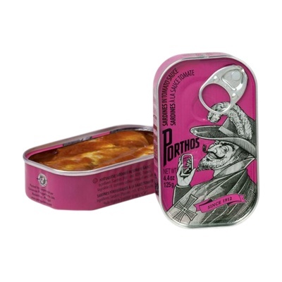 Latas de sardinhas Porthos em molho de tomate, cor de rosa com ilustração, aberta e fechada