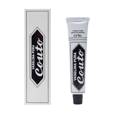Embalagem e tubo branco de Vaselina Pura Coutto com rótulos pretos e texto em branco e preto.