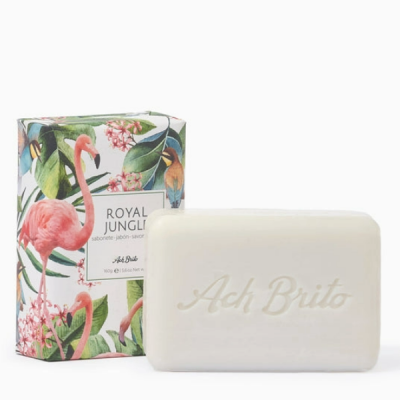 Sabonete branco Ach Brito com embalagem colorida de flamingos e folhas
